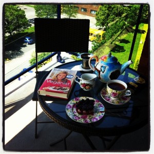 Perfect vegan breakfast on my terrace (complete with leftover dessert from Invitation V). 